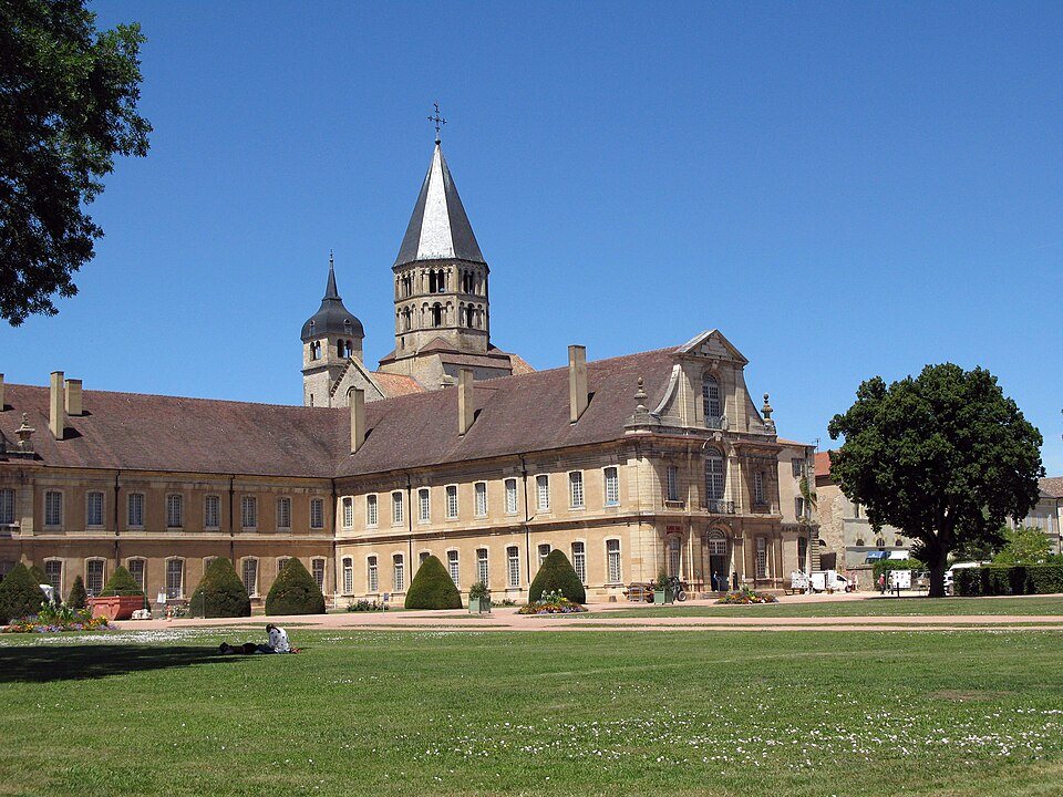 Die Gebäude der Abtei Cluny und ihr Glockenturm Eau-Bénite über den Rasenflächen