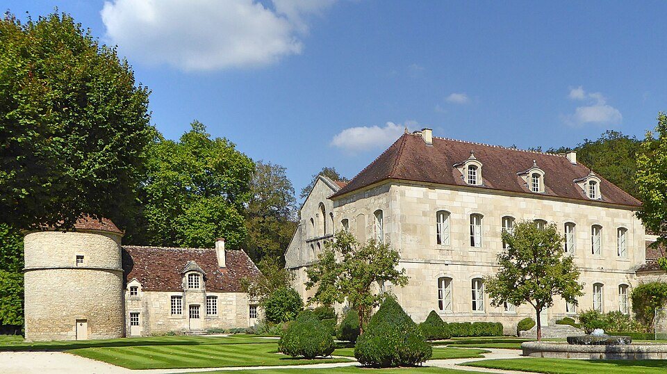 Die Gebäude und der Taubenturm der Abtei Fontenay inmitten der Gärten