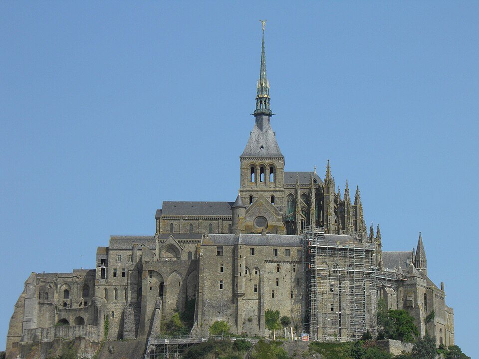 Die Abtei des Mont-Saint-Michel auf dem Gipfel des Felsens