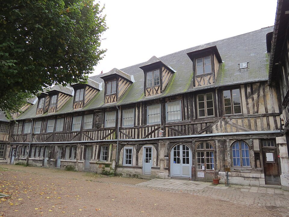 Les bâtiments à colombages de l'Aître Saint-Maclou autour de leur cour, à Rouen