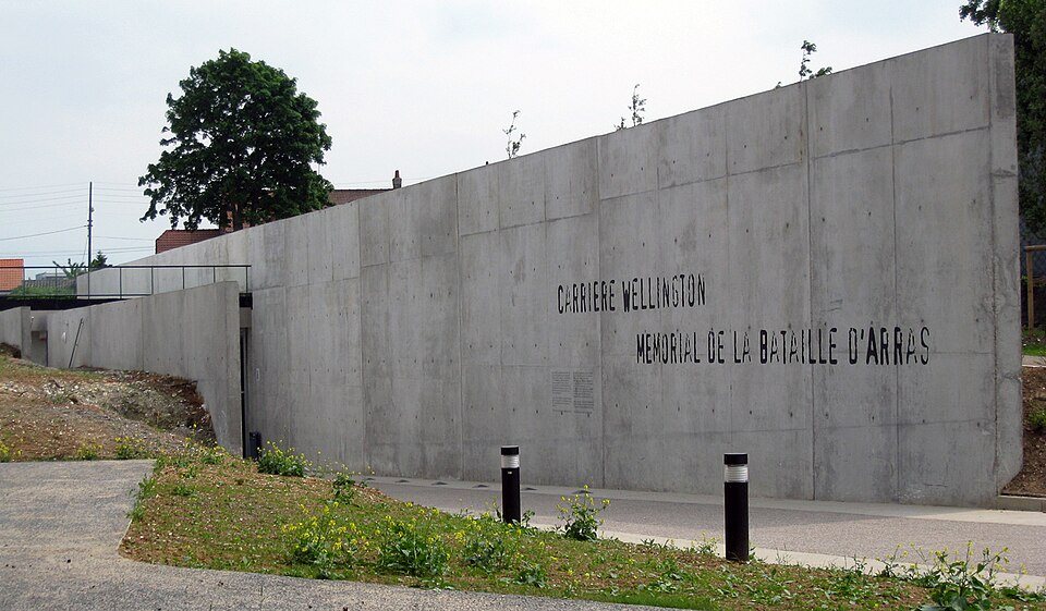 Il muro d'ingresso della Cava Wellington, memoriale della battaglia di Arras