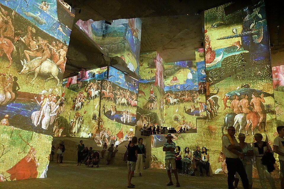 Visitatori in una proiezione monumentale alle Carrières de Lumières