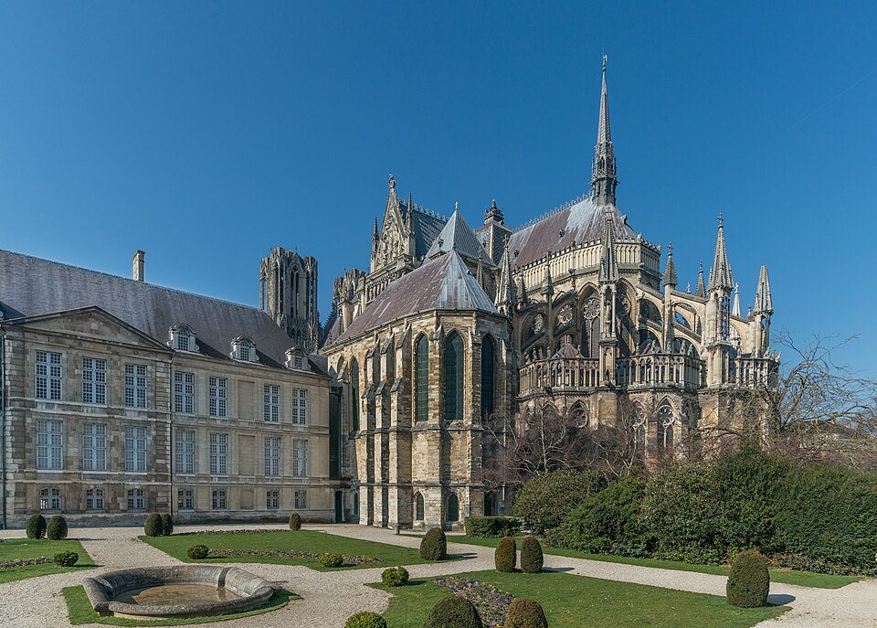 Der Chor der Kathedrale von Reims von den Gärten aus