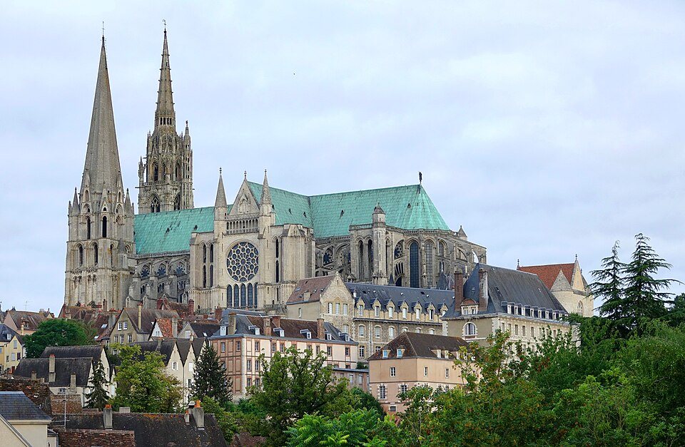 La cathédrale Notre-Dame de Chartres et ses deux flèches au-dessus de la ville