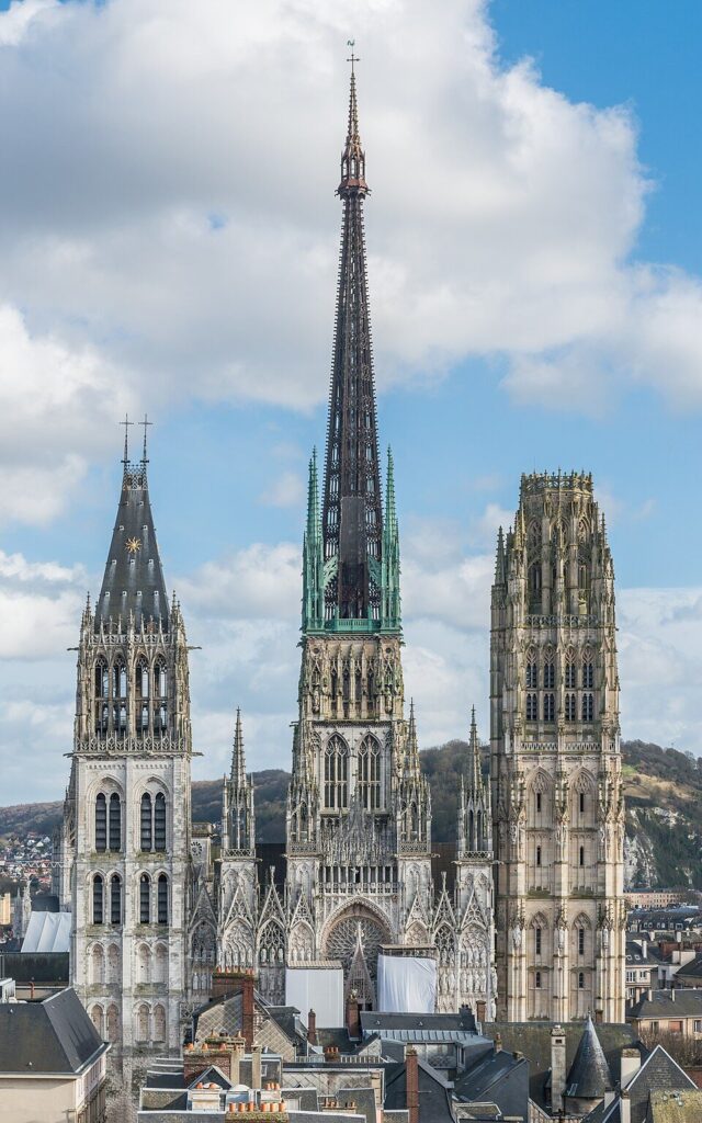 La cathédrale Notre-Dame de Rouen et sa flèche au-dessus de la ville