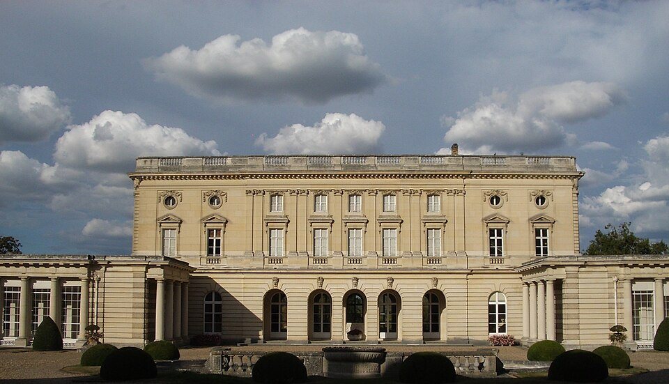 La façade du château de Bizy, à Vernon