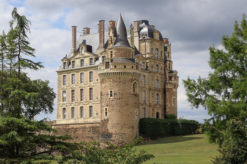 Das Schloss Brissac mit seiner hohen Fassade inmitten des Parks