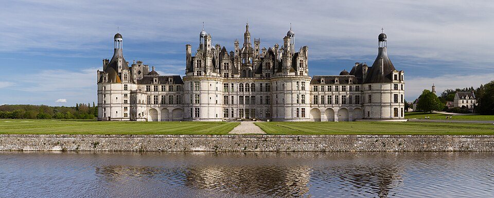 Die Fassade des Schlosses Chambord vom anderen Ufer des Cosson aus