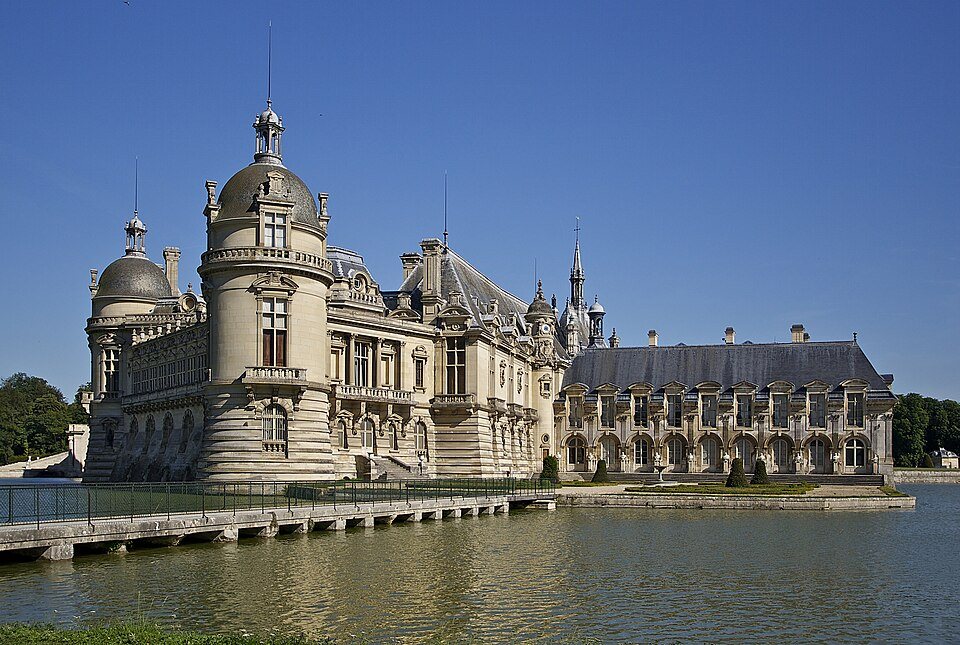 Le château de Chantilly se reflétant dans ses douves