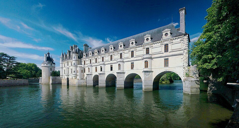 Das Schloss Chenonceau und seine Galerie auf Bögen über dem Cher