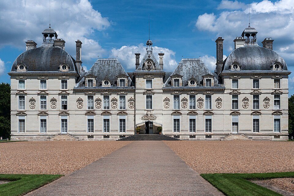 La facciata classica del castello di Cheverny in fondo al suo viale