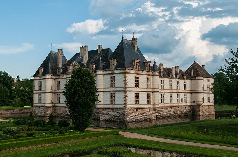 El castillo de Cormatin rodeado de sus fosos y parterres