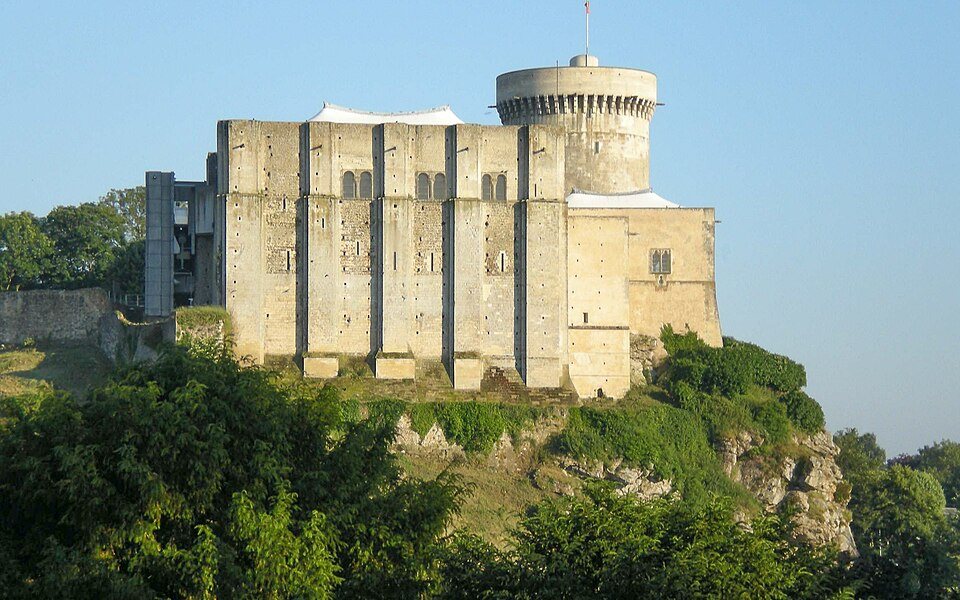 Der Bergfried des Schlosses Falaise auf seinem Felssporn