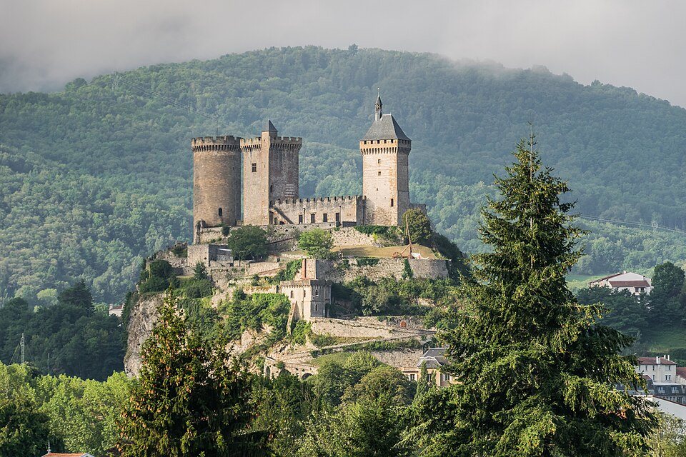 Le château de Foix et ses trois tours au-dessus de la ville