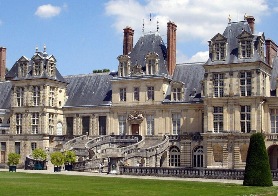 Die Fassade des Schlosses Fontainebleau und seine Hufeisentreppe