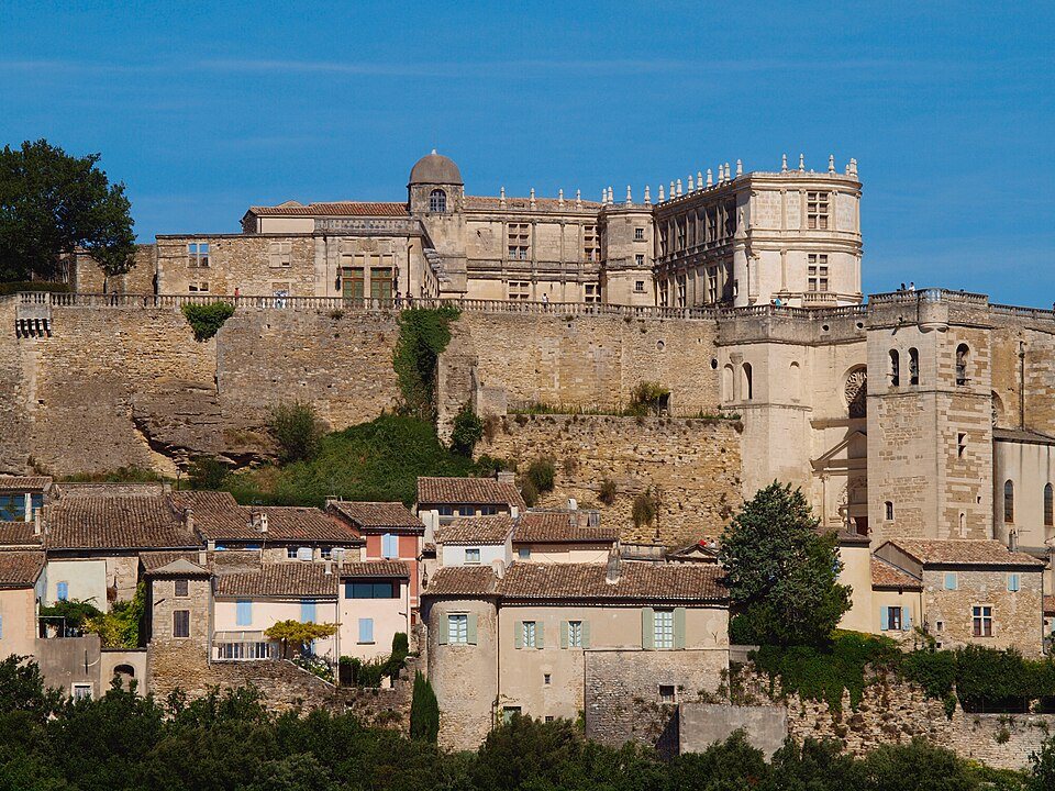 Il castello di Grignan che domina i tetti del borgo arroccato