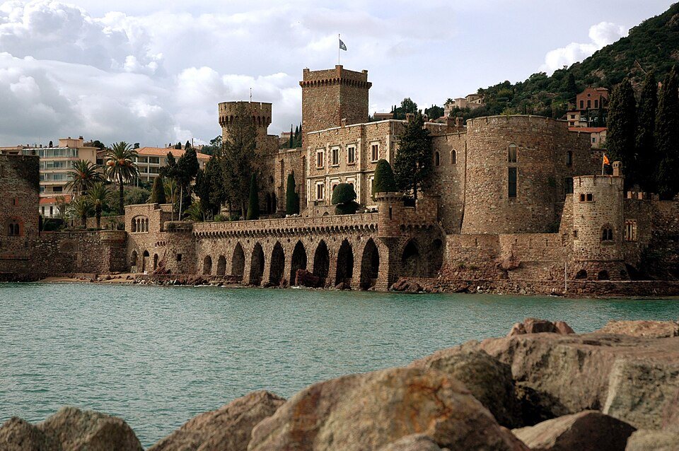 Le château de la Napoule au bord de la mer, à Mandelieu