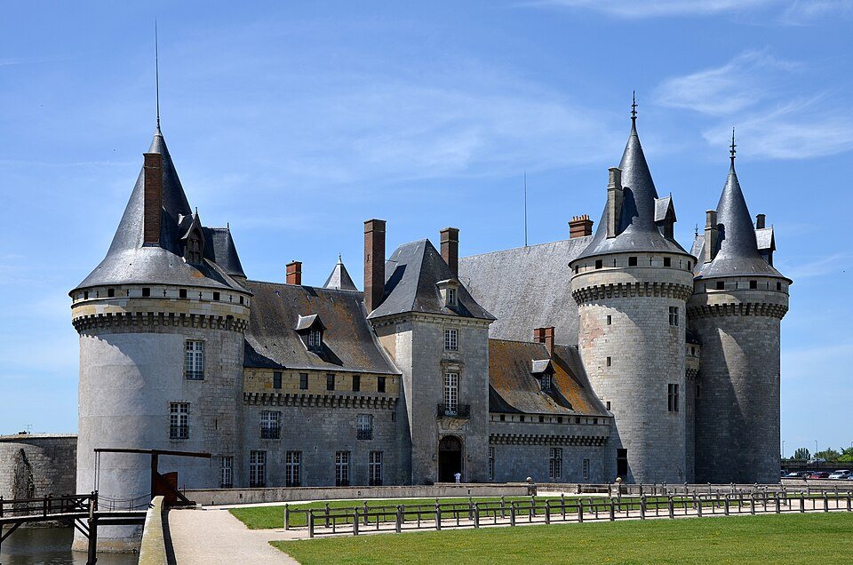 Das Schloss Sully-sur-Loire mit seinen Türmen und spitzen Dächern