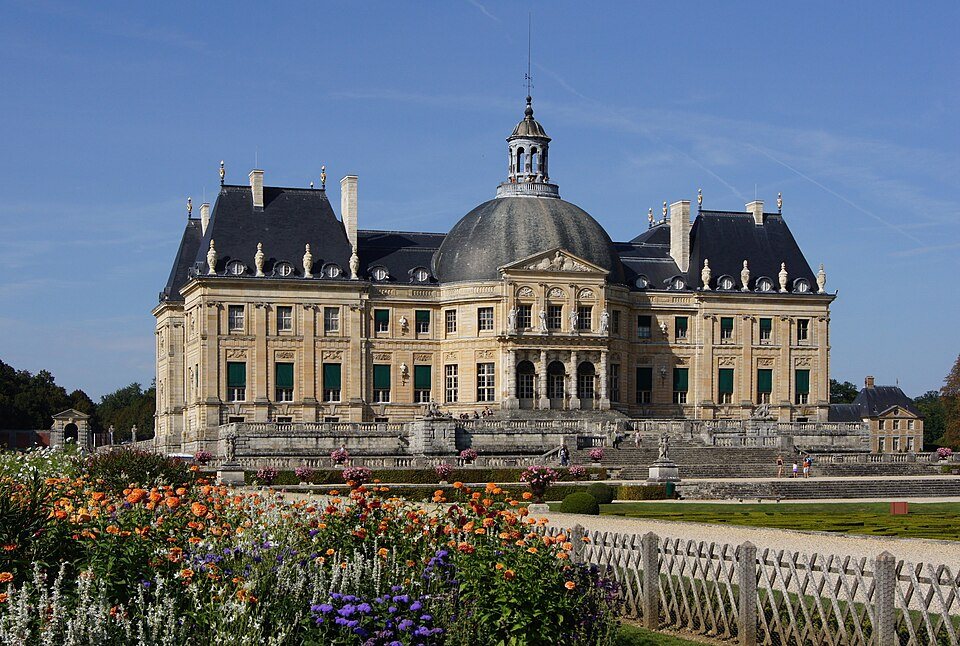 Le château de Vaux-le-Vicomte et son dôme au-dessus des jardins fleuris