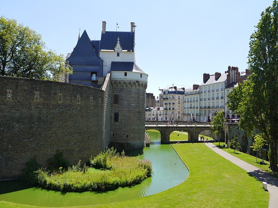 Les douves et les remparts du château des ducs de Bretagne, à Nantes