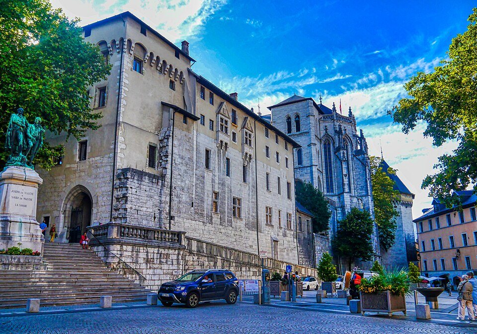 Die Fassade und die Ehrentreppe des Schlosses der Herzöge von Savoyen in Chambéry