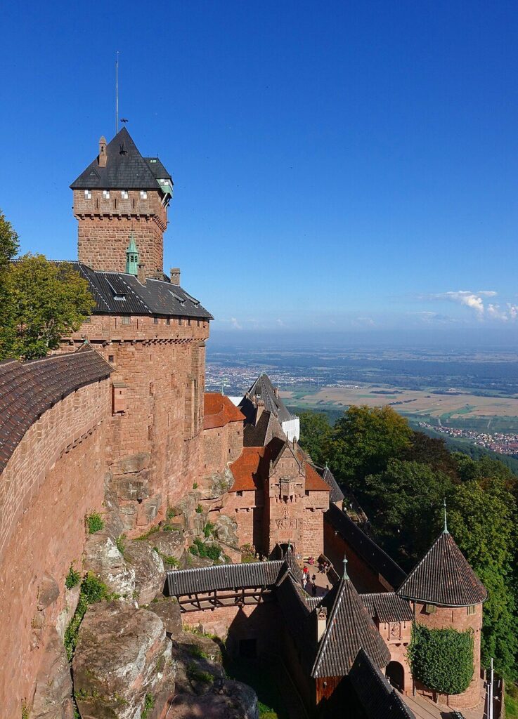 I bastioni di arenaria rosa del castello dell'Haut-Kœnigsbourg che dominano la pianura d'Alsazia