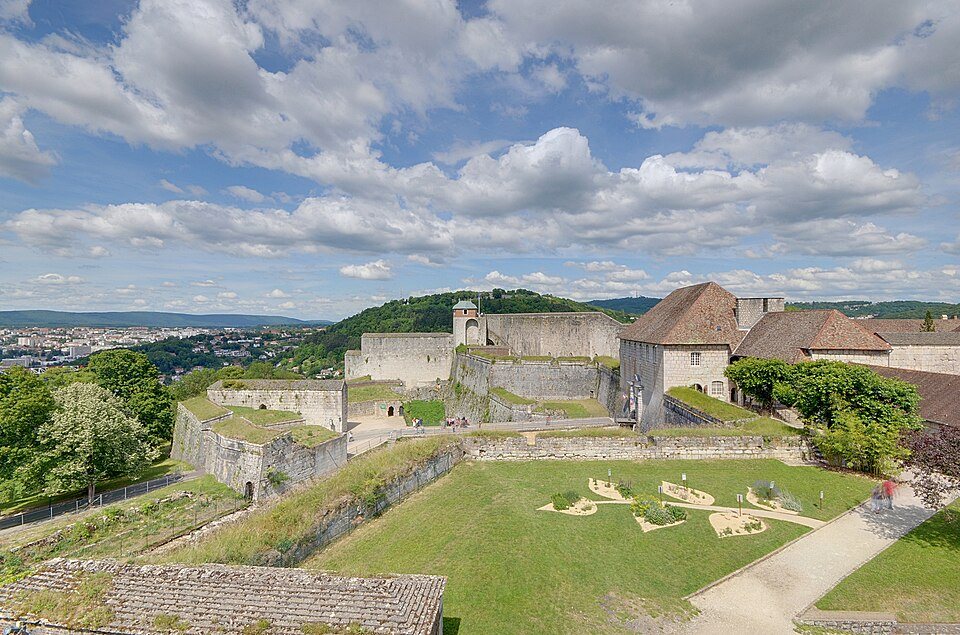 Die Zitadelle von Besançon von oben, mit der Stadt darunter