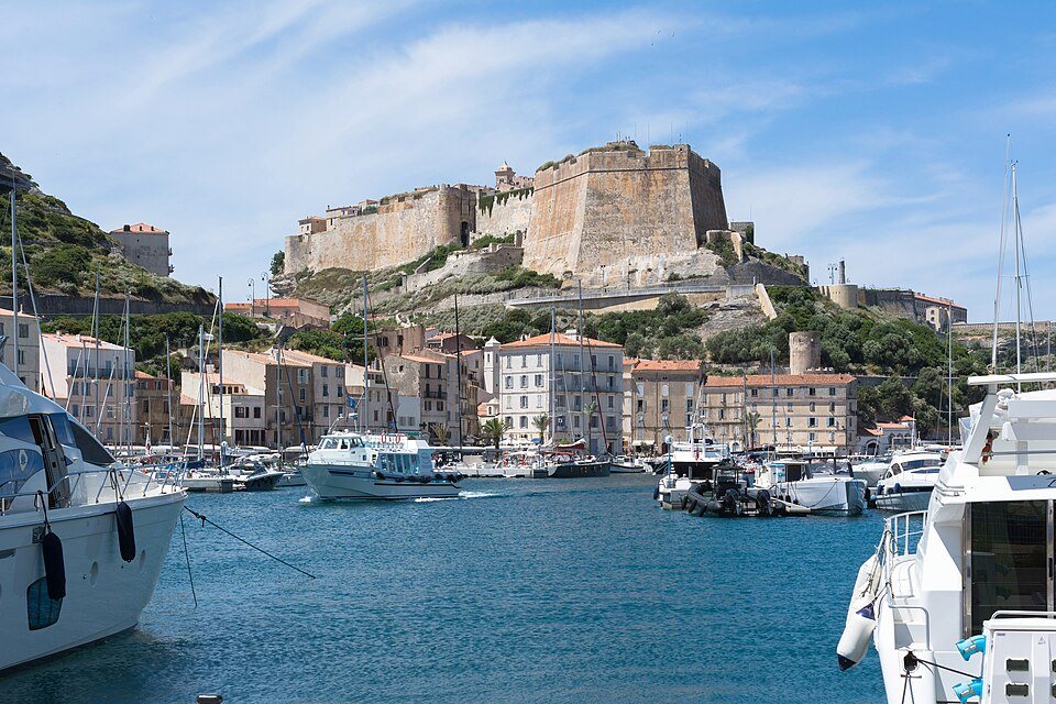 La cittadella di Bonifacio sopra il porto turistico