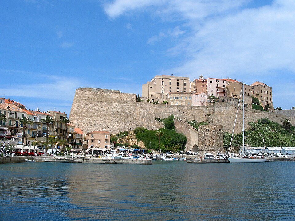 Die Mauern der Zitadelle von Calvi über dem Hafen
