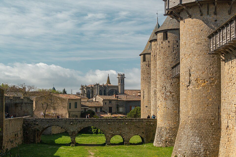Die Türme und die Eingangsbrücke der Cité von Carcassonne