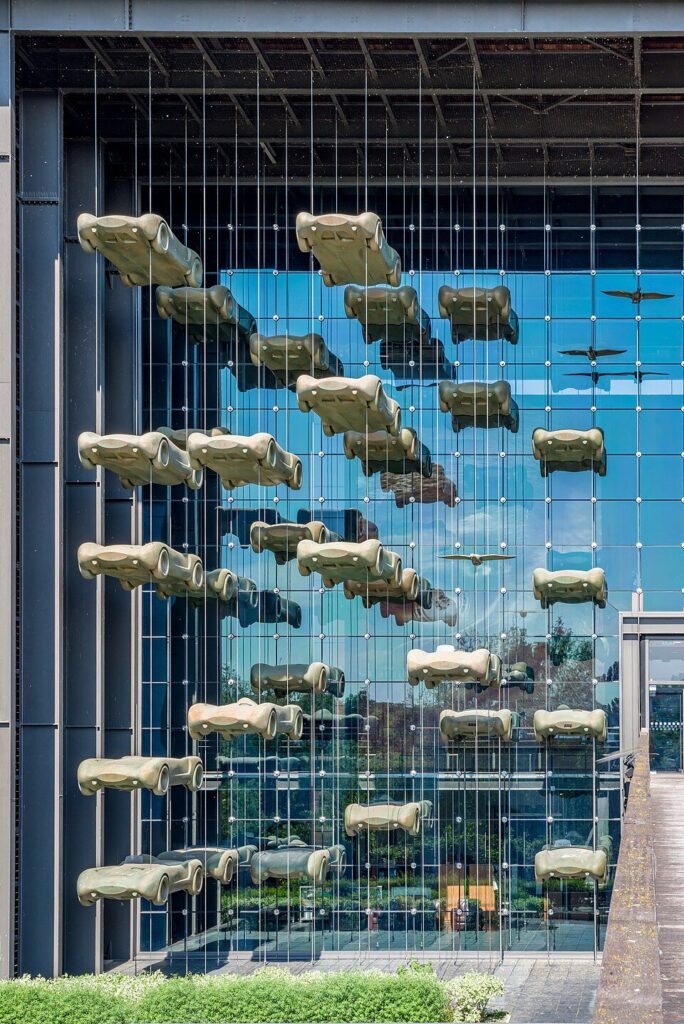La façade vitrée de la Cité de l'Automobile – Collection Schlumpf, à Mulhouse