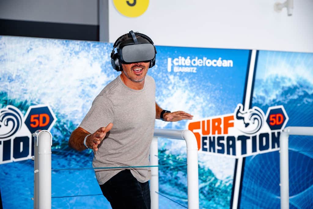 Un visiteur en casque de réalité virtuelle à la Cité de l'Océan, à Biarritz