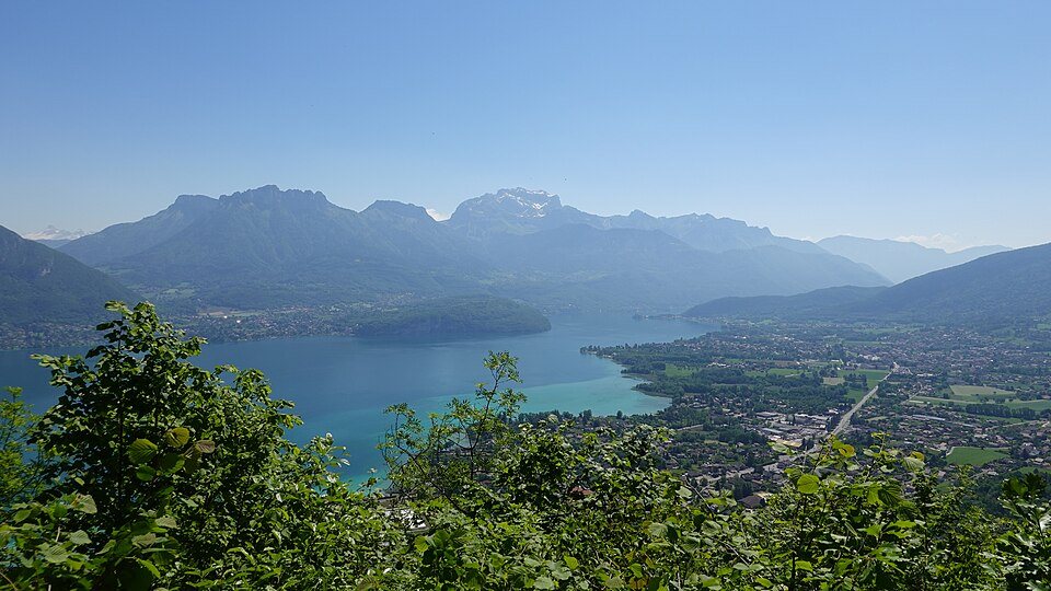 Il lago di Annecy e le sue montagne visti dall'alto