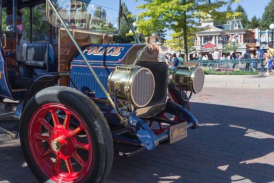 Ein altes Polizeiauto in einer Straße von Disneyland Paris