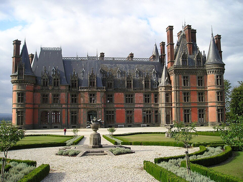 Le château de brique du Domaine de Trévarez et son jardin à la française