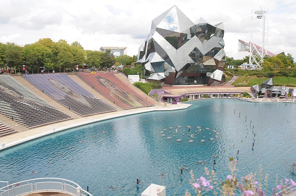 Le Kinémax et le lac du Futuroscope