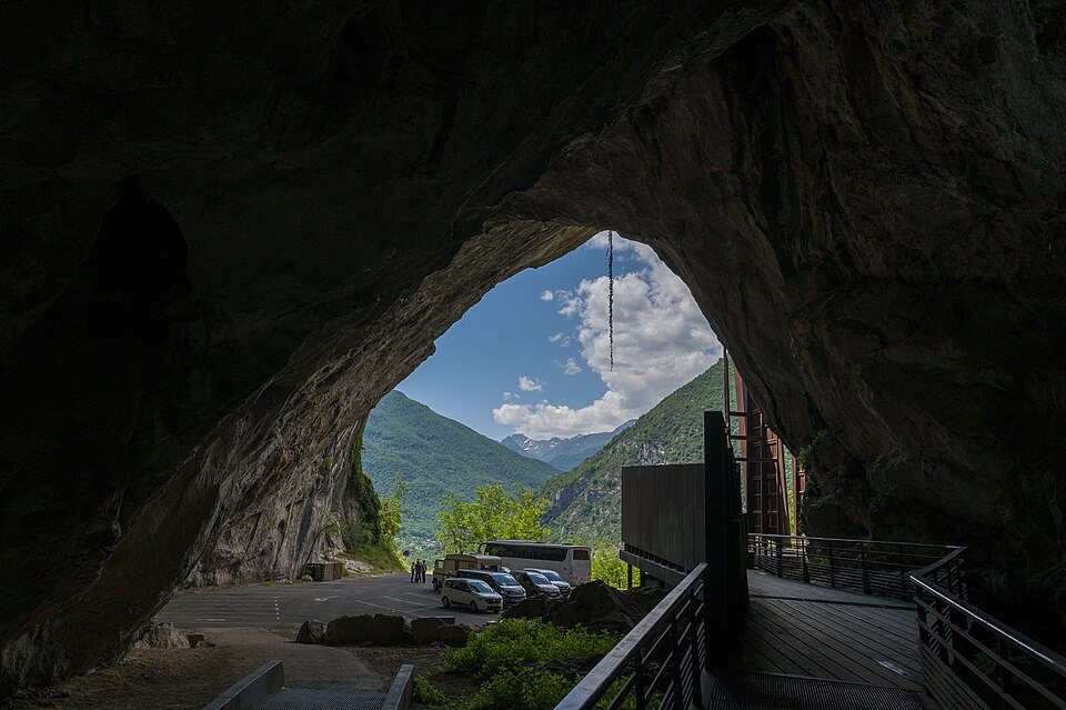 Das Eingangsportal der Grotte de Niaux mit Blick ins Tal