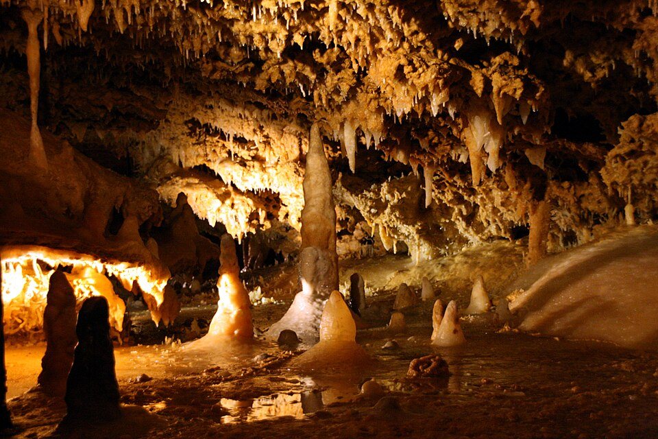 Stalactites et stalagmites éclairées dans la Grotte du Grand Roc