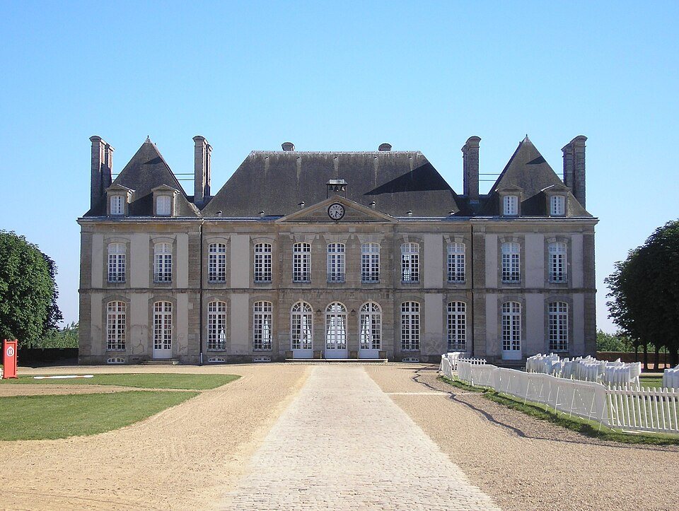 Le château du Haras du Pin au bout de son allée