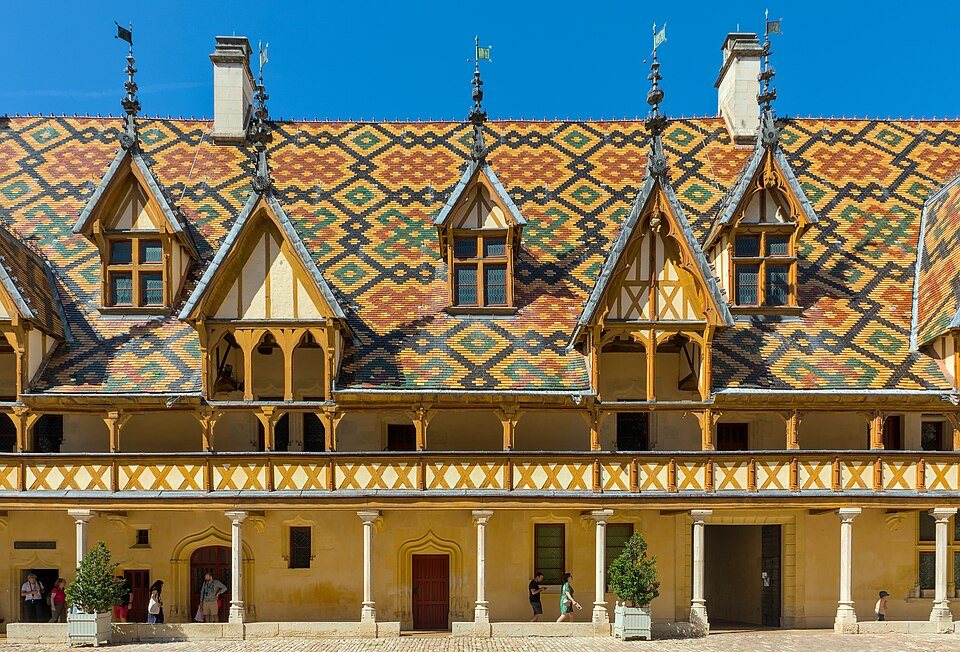 I tetti di tegole smaltate multicolori dell'Hôtel-Dieu degli Hospices de Beaune