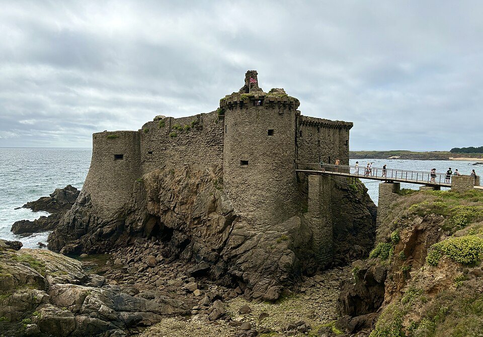 Le Vieux Château de l'Île d'Yeu sur son rocher face à l'océan