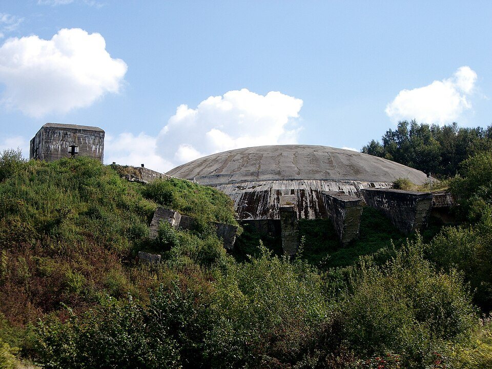 Le dôme de béton de La Coupole d'Helfaut-Wizernes dans la verdure