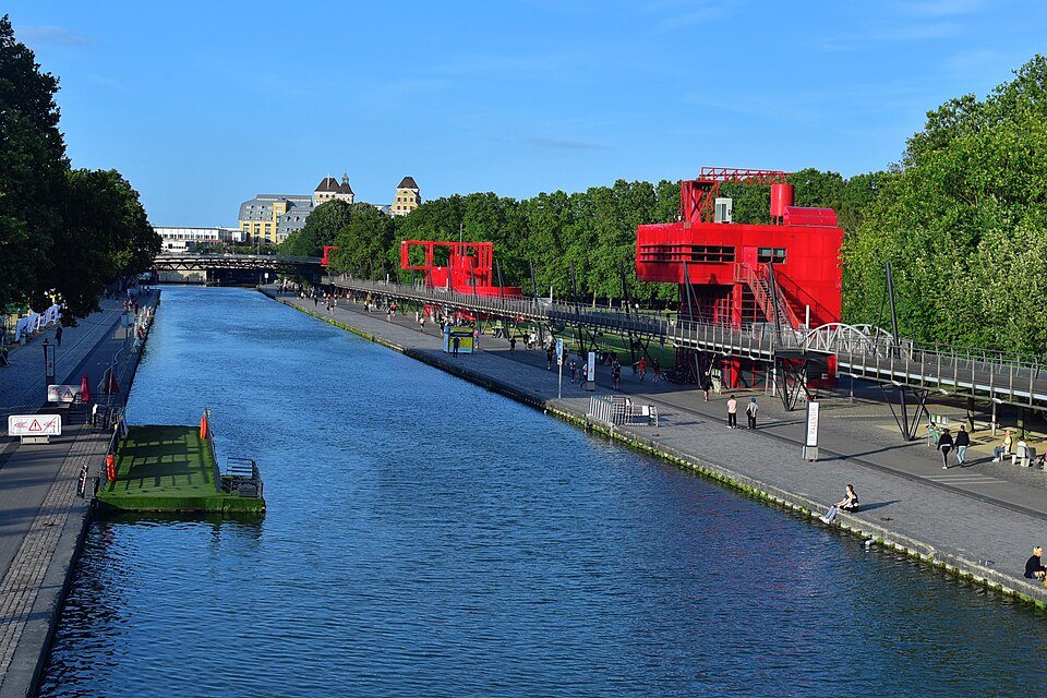 Il canale dell'Ourcq e le folies rosse del parco de La Villette