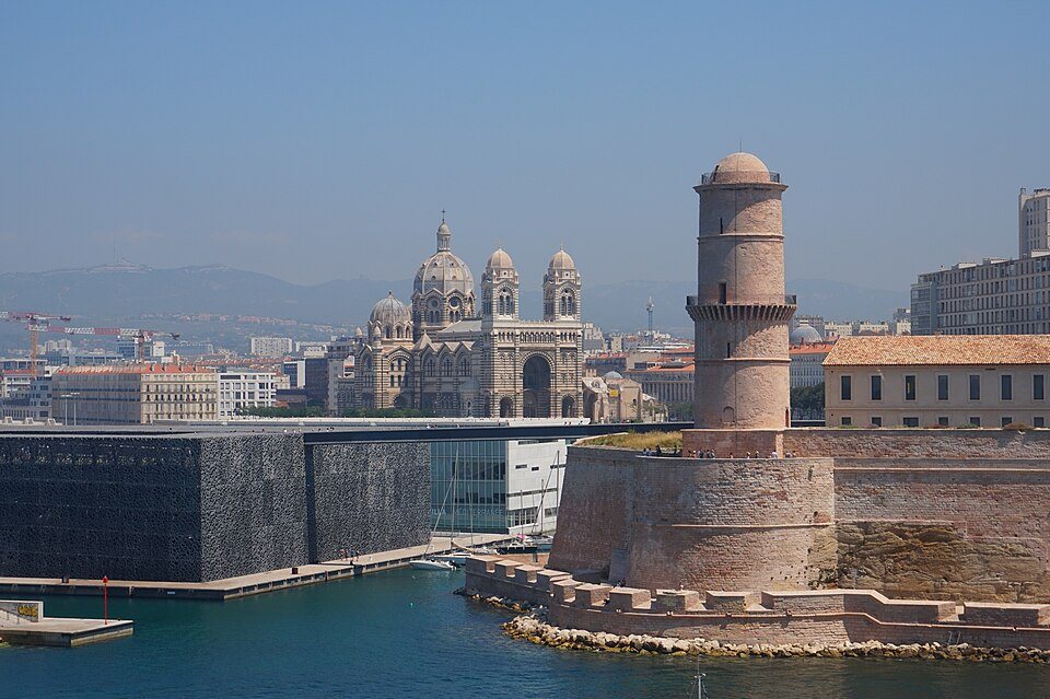 Le MUCEM et le fort Saint-Jean à l'entrée du Vieux-Port de Marseille
