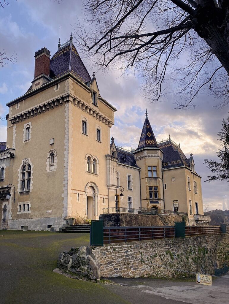 The Château de Rochetaillée, home of the Musée de l'Automobile Henri Malartre