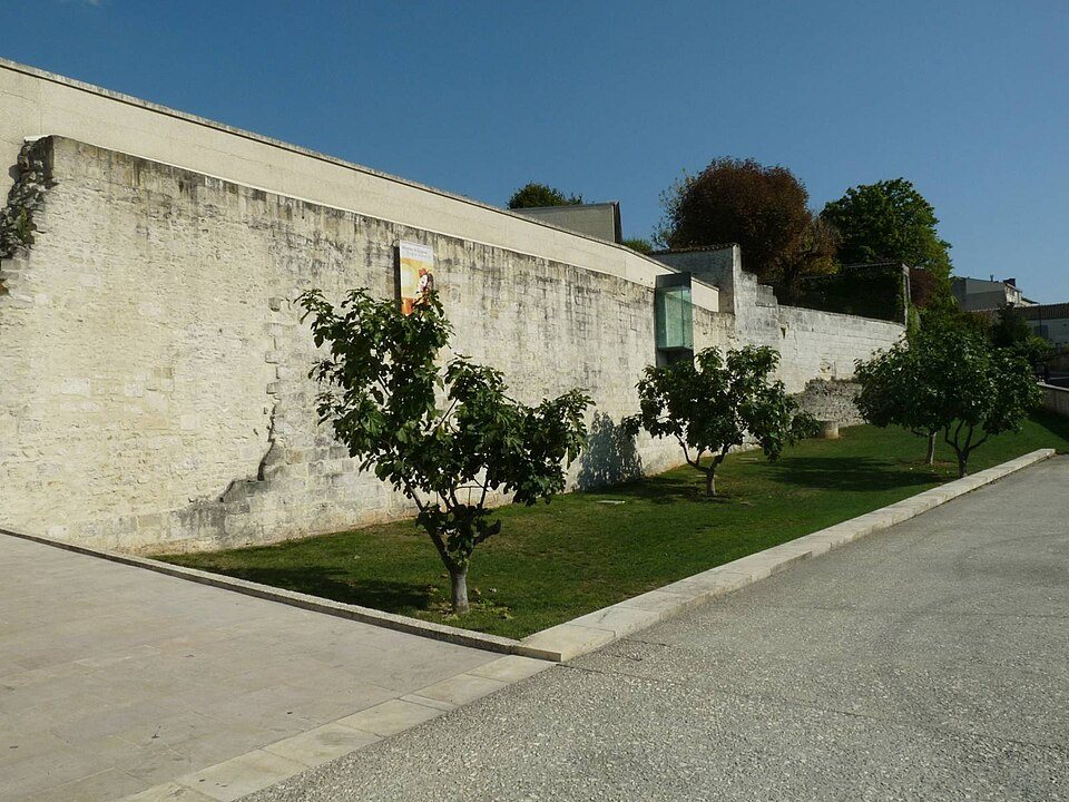 Le mur d'enceinte et l'entrée du Musée des Arts du Cognac