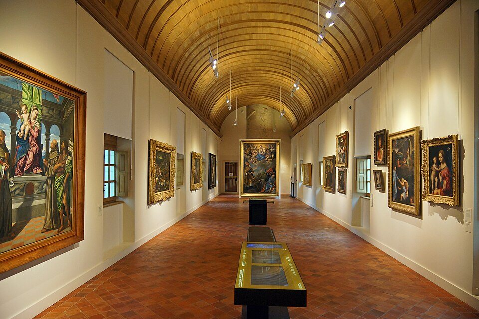 Una galería de cuadros abovedada en el Museo de Bellas Artes de Dijon