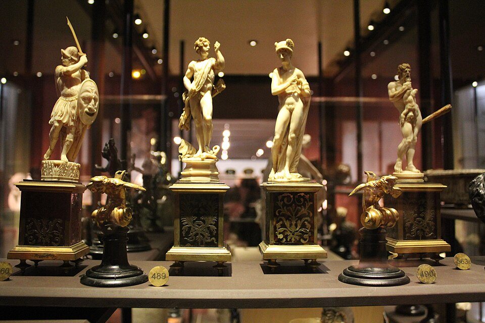 Statuettes dorées exposées en vitrine au Musée des Beaux-Arts de Rennes