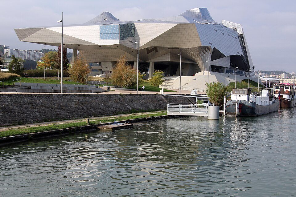 Le Musée des Confluences et son architecture de verre et d'acier au bord de la Saône