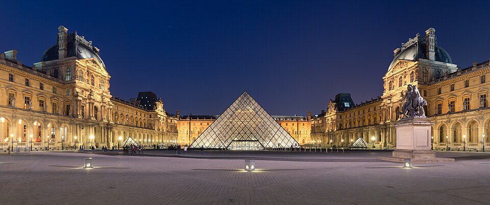 La pyramide du Louvre et la cour Napoléon illuminées à la tombée de la nuit